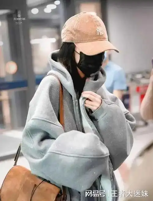 杨幂最新穿搭曝光bf灰色卫衣内搭紧身棕色包臀裙带火美拉德风