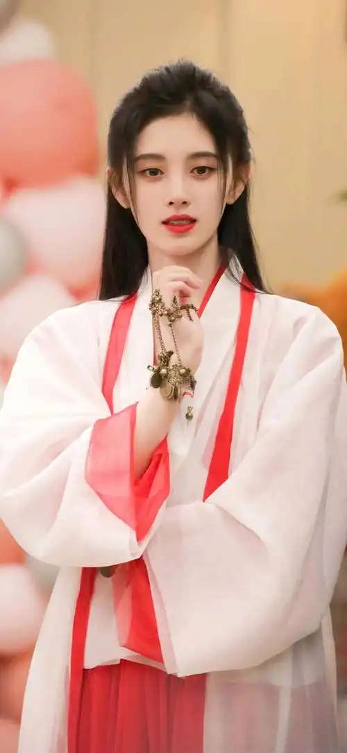 明星古装壁纸:云想衣裳花想容,春风拂槛露华浓