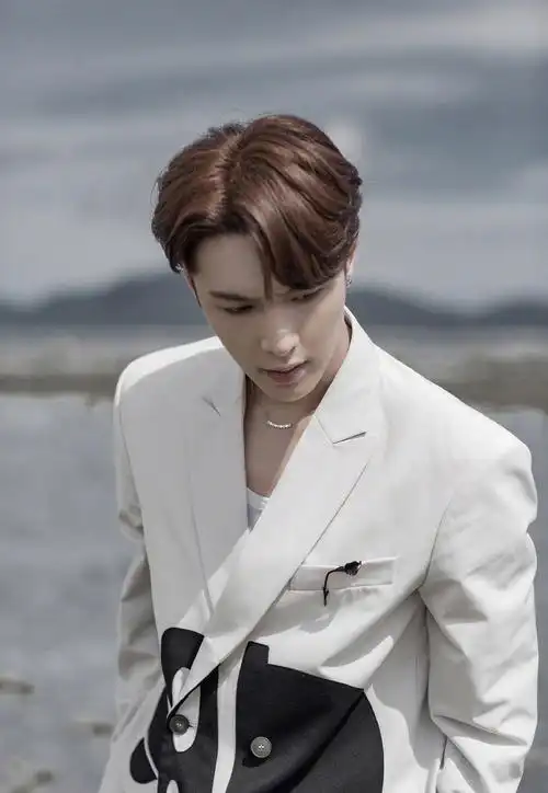 张艺兴白色涂鸦西装帅气写真