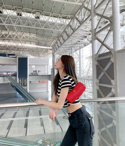 沈梦辰穿露脐装对镜大秀好身材网友大美女好养眼