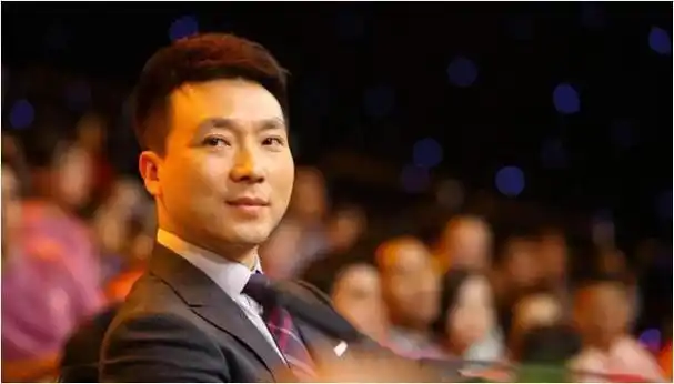 回首28年前的央视主播张宏民英俊潇洒朱广权相貌可出道