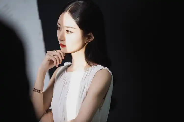 赵丽颖戴高级珠宝气质优雅 黑白光影下身姿绰约