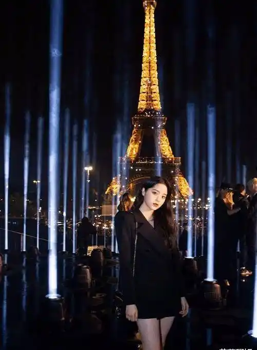 原创杨幂欧阳娜娜相差14岁同样都是化浓妆穿西装不是年轻就能赢