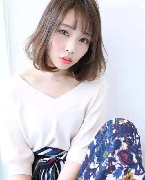 优雅的齐肩发型,蓬松轻盈有显气质,发尾内扣设计小脸效果棒棒哒,百变