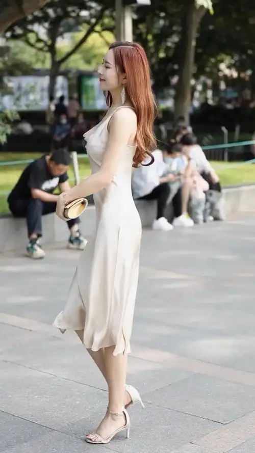街拍美女穿一条性感优雅的吊带连衣裙神秘又浪漫