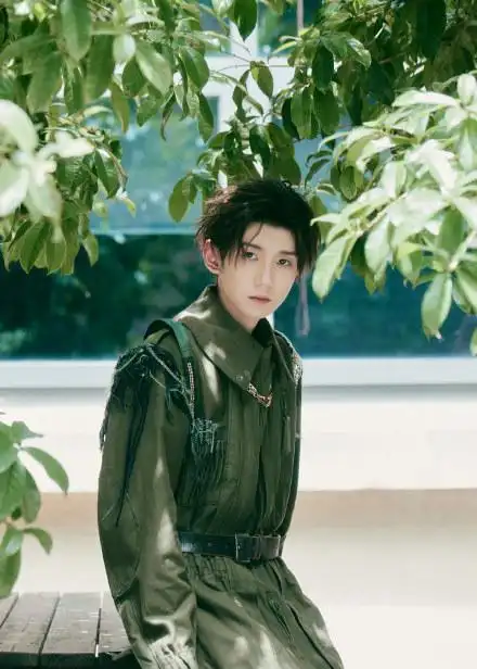 王源身穿军绿色工装拍大片 酷帅十足青春活力满满