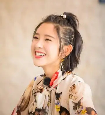 从图片上就不难看出粉色少女心的俏丽与时尚,唐艺昕的这款短发侧编发