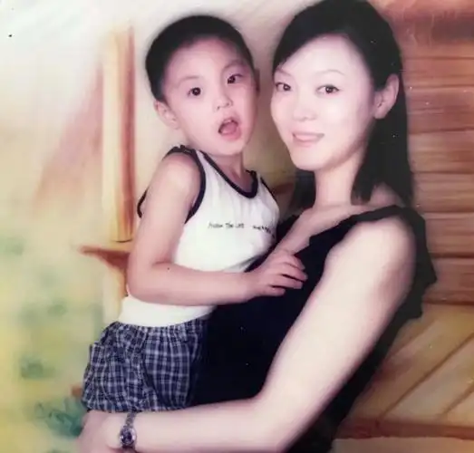 胡明轩母亲,才是cba里最美的妈妈,不愧是新疆美女!