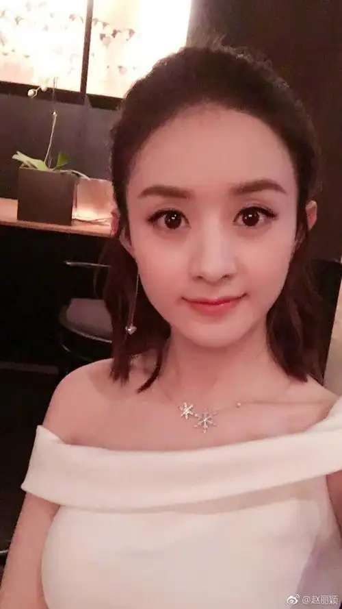 丽颖. 赵丽颖. 她的圆脸. 她的一双眸. 她的一撇一笑.