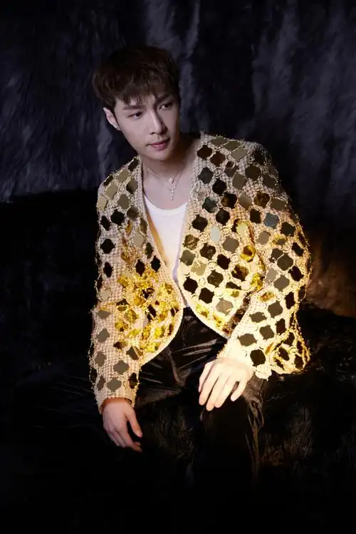 张艺兴金色亮片西装造型