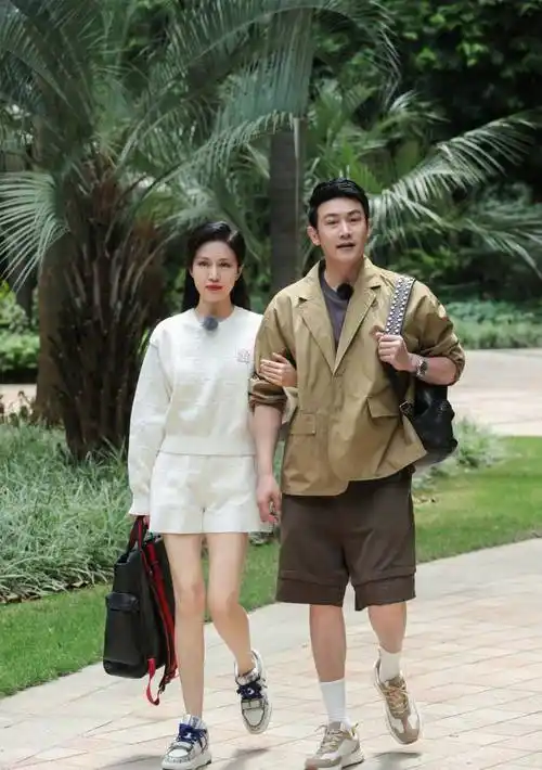 陆毅夫妻跟网友合影,他十足的大叔,鲍蕾20岁少女身材50岁老人脸_显得