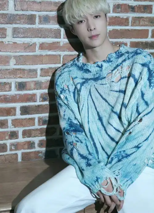 张艺兴今晚直播的蓝色破洞毛衣造型太蛊了吧!