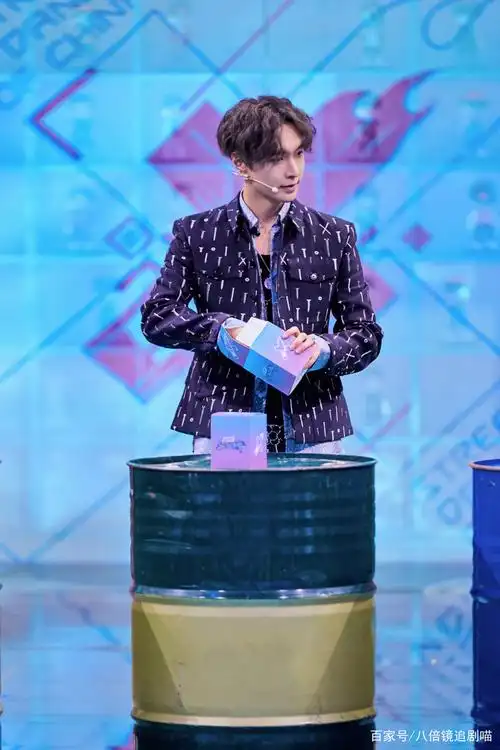 张艺兴中分羊毛卷造型