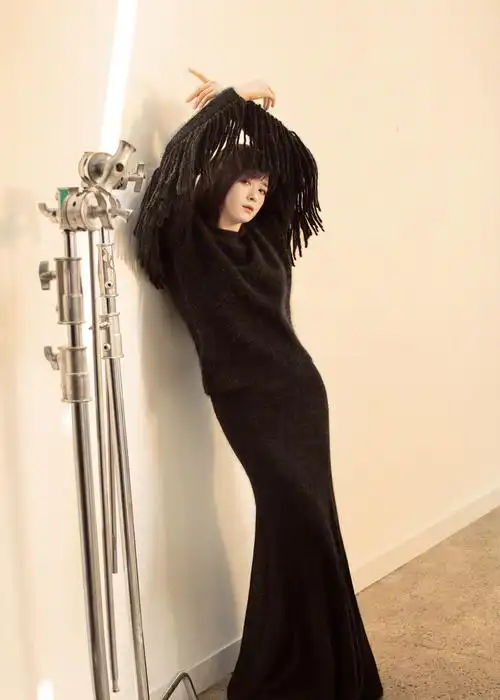 蒋欣现身机场蓝色格纹衬衫搭配黄色渔夫帽休闲范十足