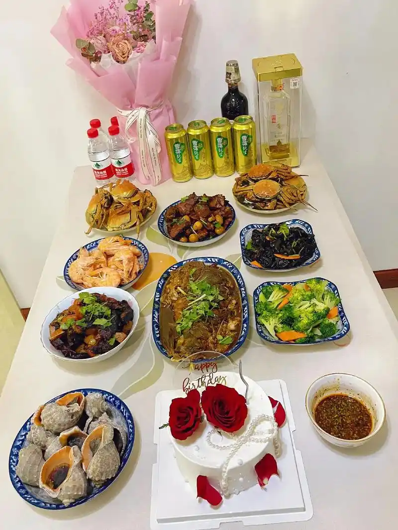 今天我生日,姜先生为我做了我爱吃的菜,比起 餐厅的美食,我更 - 抖音