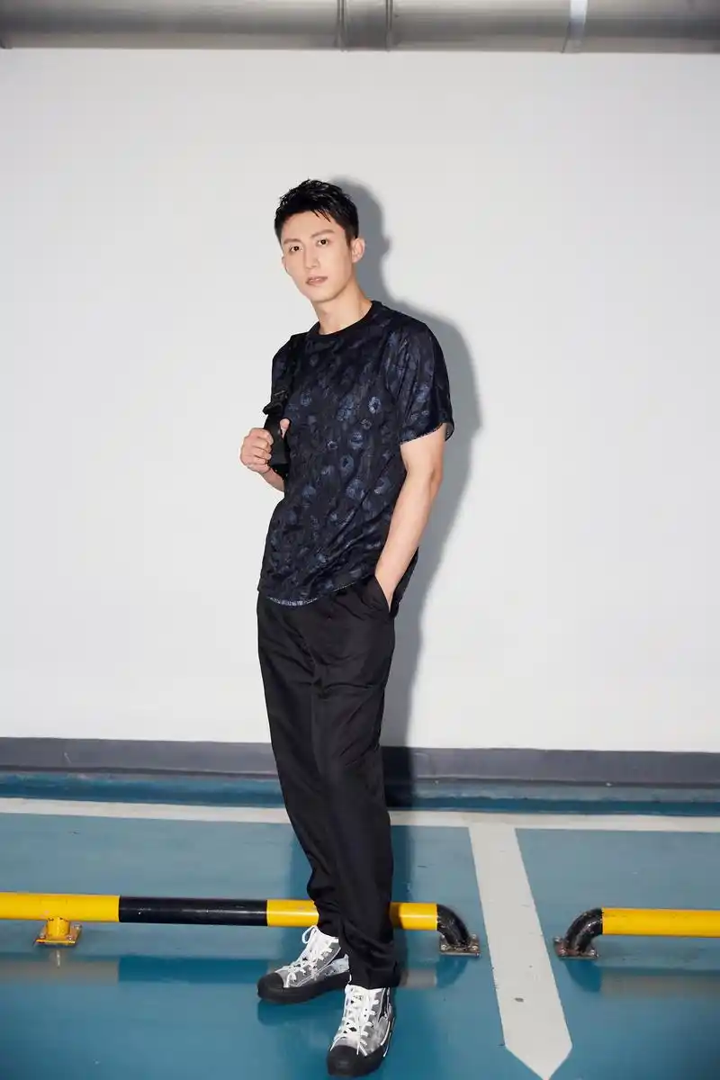 dior迪奥香氛世家大使黄景瑜出发dior迪奥二零二零夏季男装系列发布秀