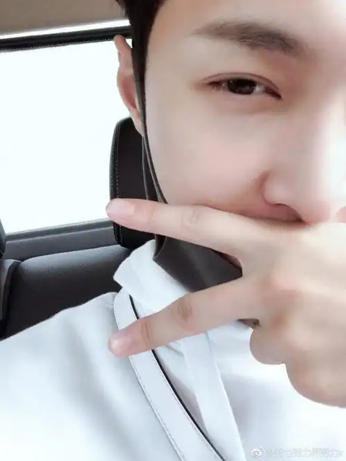 张艺兴远赴芝加哥参加音乐节剪刀手遮嘴难掩喜悦