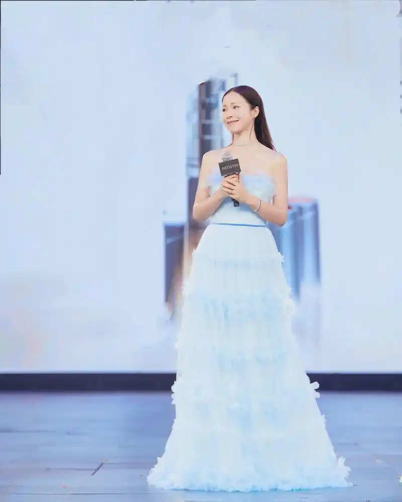 江一燕穿纱裙出席活动 气质仙美