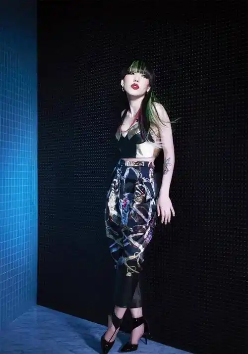 另类大嘴美女吴莫愁,地铁站里吓哭小孩的造型除了她找不出第二人