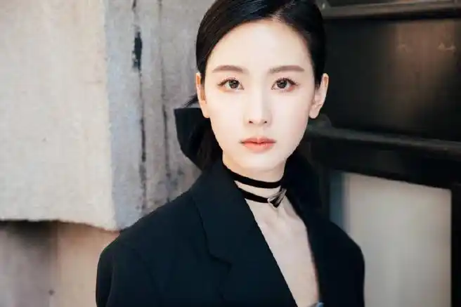 陈都灵黑西装好a##陈都灵黑西装街头大片