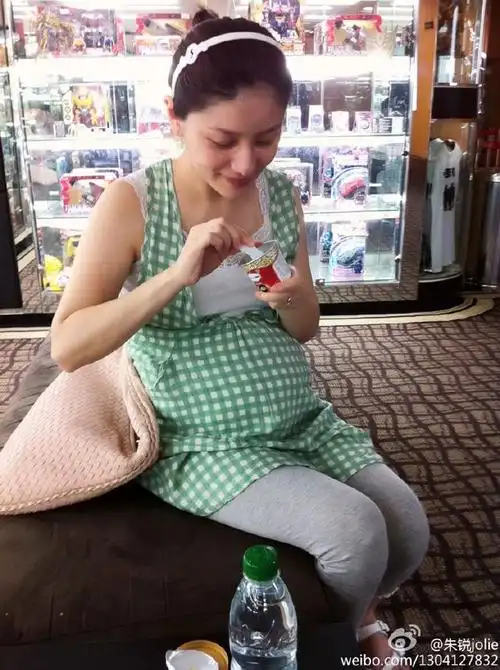 42岁胡可生日沙溢准点送祝福,曝光胡可三胎孕照,女神还是美美的