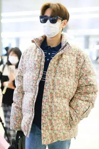 汪苏泷穿大花袄现身机场发型瞩目满满的韩范