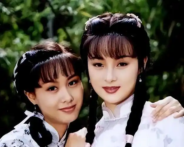 蒋勤勤到底算不算顶级古装美女与朱茵同框的照片让人眼前一亮