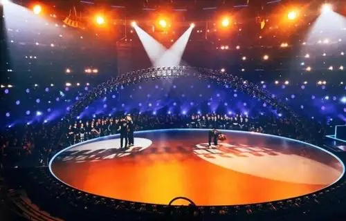 不仅如此,环形舞台的130台摄像机,可以灵活调整拍摄角度.