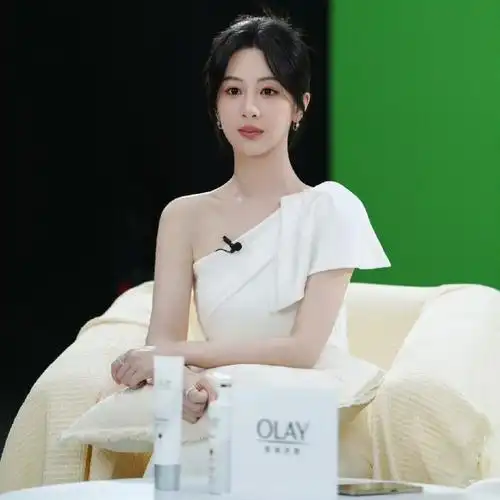 杨紫超话yz#杨紫白色露肩礼服#yz#杨紫#"那个七岁出道的女孩现在已经