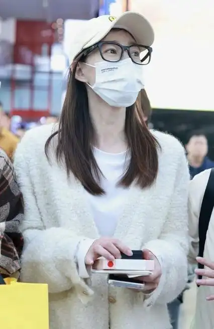 王丽坤现身北京机场时尚搭配展现迷人风情