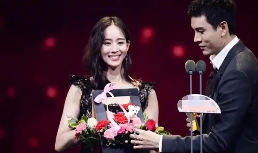 感受海兰小天使的幽默!经超获奖张钧甯现场兑诺言,十箱洗手液!