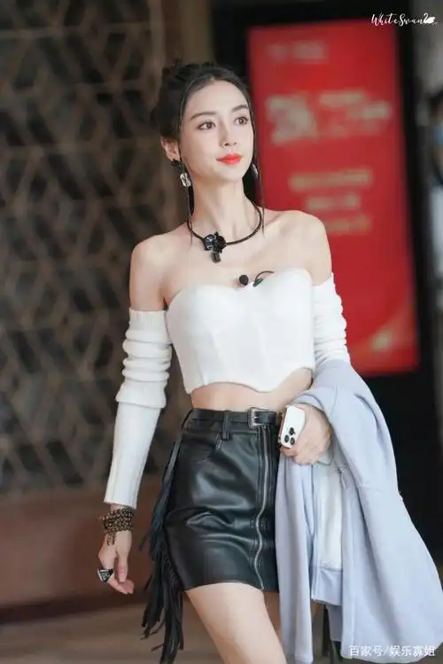 angelababy录制《心动的信号》路透,白色抹胸毛衣搭黑色流苏短裙