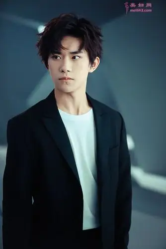 易烊千玺工作室放出侧颜花絮照,尽显成熟少年气质