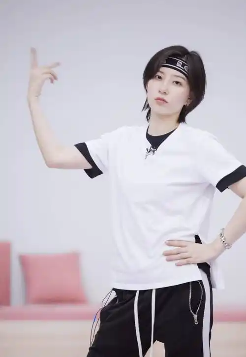 参加节目前并不火,但除了万茜,她也成了姐姐中的"香饽饽"_李斯丹妮