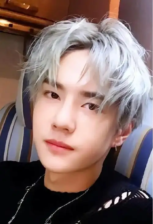 240214王一博自拍引发粉丝热烈互动爱意满满点亮社交平台