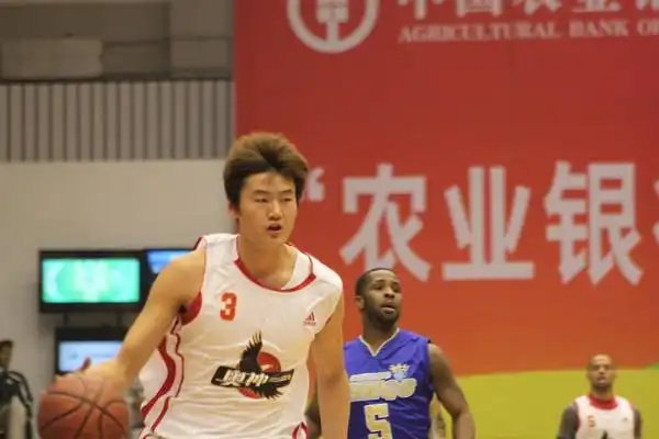 组图:李国生率希望队胜 啦啦队演唐山风格舞蹈