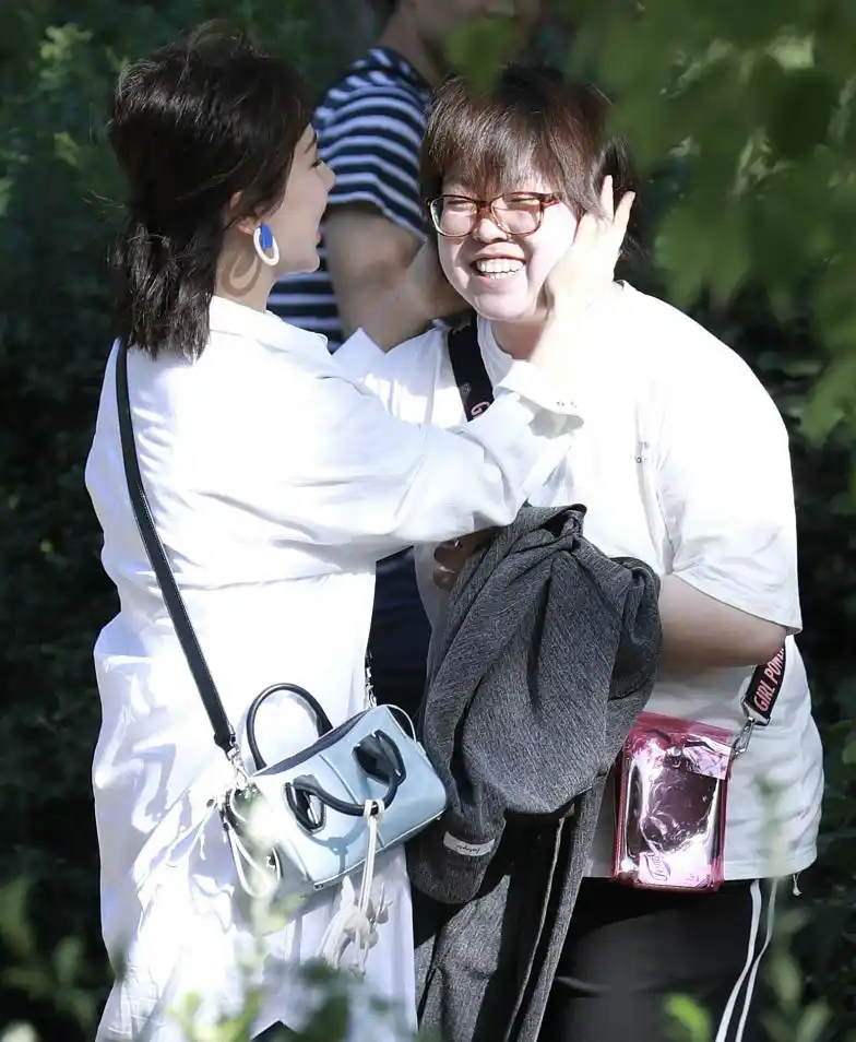 杨紫工作间隙"调戏"胖助理,捏对方脸蛋超调皮