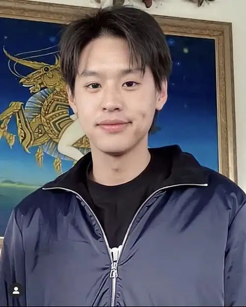 不需要滤镜也是正脸帅哥来了觉得好看与否是你的自由但审美是主观的