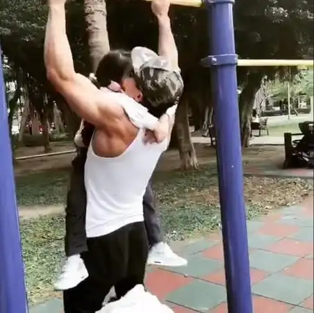 他的2个女儿却是紧黏爸爸,1个环抱着刘耕宏的脖子,像无尾熊似地缠在他