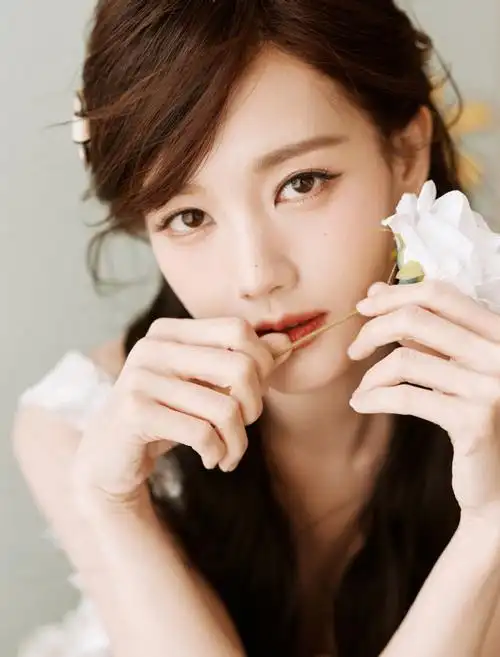 微博之夜第一波出图##李一桐纯白花嫁妆