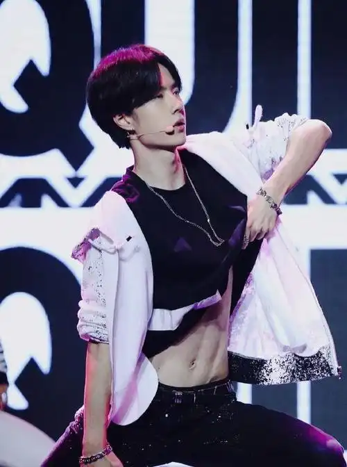 王一博的身材被低估了冲浪造型展现真实线条难怪穿啥都这么帅