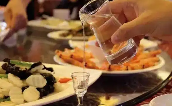 夏天不宜喝白酒其实大热天更适合喝点白酒