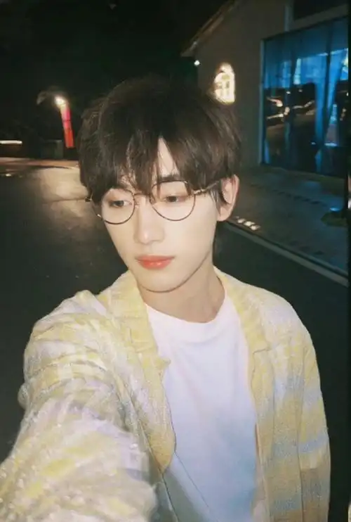 丁程鑫晒怼脸自拍##丁程鑫金丝眼镜造型随拍