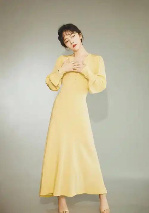 本以为谭松韵的娃娃脸适合甜美风,当她穿上黄色连衣裙,美得不一般