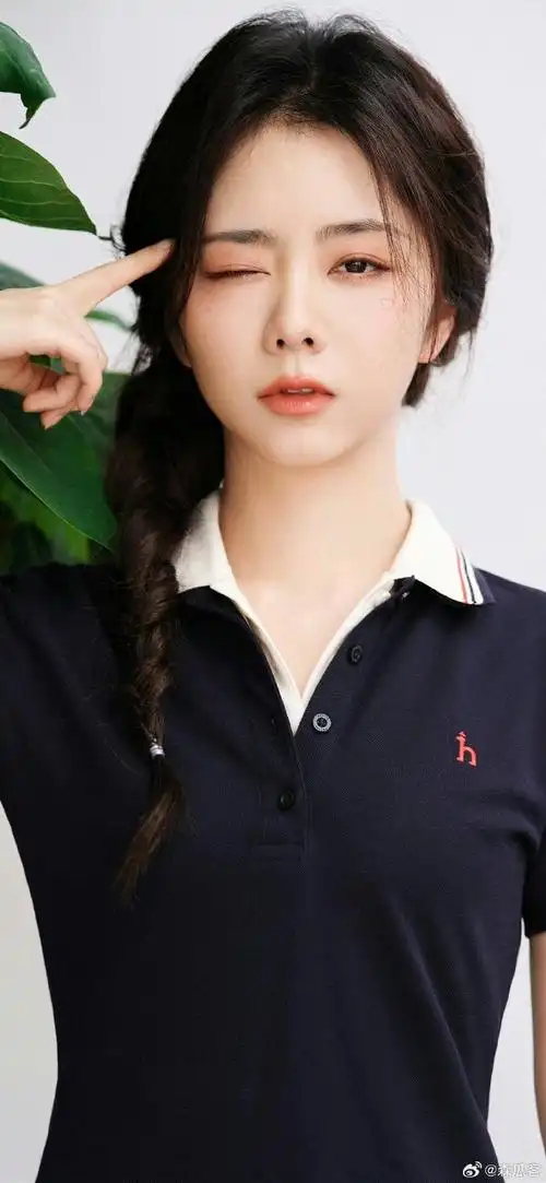 谭松韵(seven,1990年5月31日—),出生于四川泸州,毕业于北京电影言汉