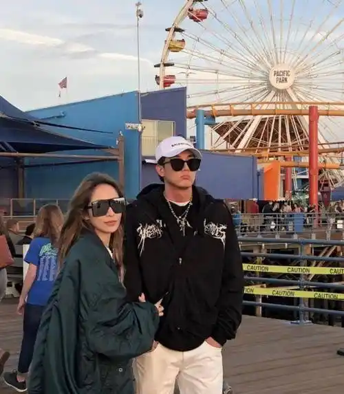 镜头中的萧亚轩可谓是寸步不离自己的男朋友,合照摆pose的时候都要