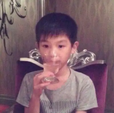 黄明昊小时候照片