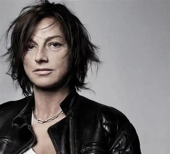 1990年,双性恋摇滚女歌手烟嗓唱响《意大利之夏》,56岁高龄产女_吉娜