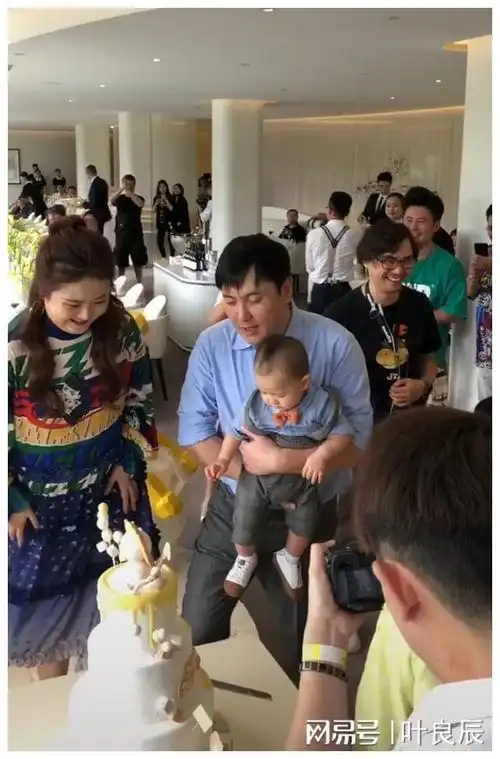 沈腾结婚8周年纪念日王琦胖成贾玲幸福合影岳母出镜