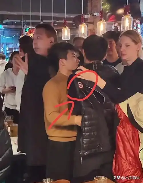 壕气!撒贝宁带妻儿保姆游三亚,穿潮牌住名贵酒店,35岁李白显老